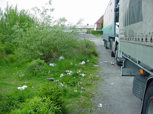 Müll neben LKW